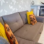Cozy And Quiet Spacious Flat Daire
